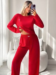 Set pigiama da donna Cottonline con t-shirt a maniche lunghe con scollo tondo, dettagli a fiocco anteriori e posteriori, stampa a contrasto, e pantaloni lunghi tinta unita con fiocco in vita