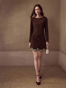 MOTF PREMIUM BRAUNES MINIMALISTISCHES KLEID MIT RUNDEM AUSSCHNITT, RÜSCHENSAUM UND DEKOR AUS KÜNSTLICHEN PERLEN & STRASS