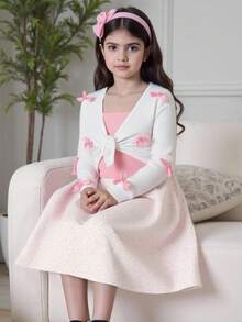 SHEIN Tween-Mädchen 3-teiliges Freizeit-Outfit-Set, bestehend aus einem Unterhemd mit Schmetterlings-Akzent, einem Midirock mit Blümchenmuster und einer weißen Jacke mit Schleifendekor, elegant und bequem, geeignet für Frühling/Sommer, passend für Mutter und Tochter