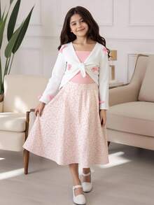 SHEIN Tween-Mädchen 3-teiliges Freizeit-Outfit-Set, bestehend aus einem Unterhemd mit Schmetterlings-Akzent, einem Midirock mit Blümchenmuster und einer weißen Jacke mit Schleifendekor, elegant und bequem, geeignet für Frühling/Sommer, passend für Mutter und Tochter