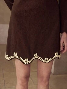 MOTF PREMIUM BRAUNES MINIMALISTISCHES KLEID MIT RUNDEM AUSSCHNITT, RÜSCHENSAUM UND DEKOR AUS KÜNSTLICHEN PERLEN & STRASS