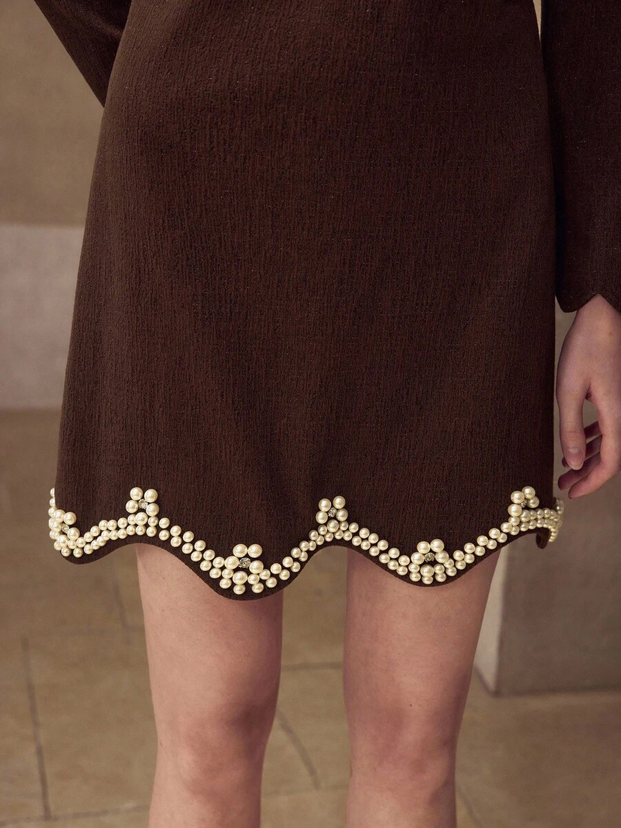 MOTF PREMIUM 棕色简约圆领连衣裙，荷叶边下摆，人造珍珠和水钻装饰 - 棕色 - 查看 2