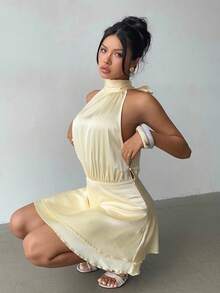 Aloruh 女士性感优雅高领缎面露背蝴蝶结腰部A字迷你连衣裙，适合派对、约会、生日、女士约会装、女士夜间外出装、女士婚礼宾客装、性感夜店装、波西米亚风女装 - 淡黃色 - 查看 5