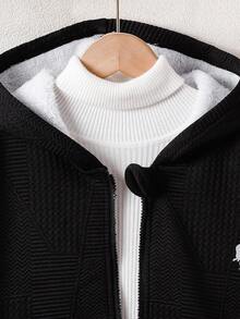 一件男童针织纹理面料内衬抓绒外套，保暖舒适，休闲百搭，适合秋冬季、开学季和圣诞节等场合。