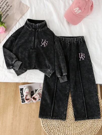 SHEIN Playful Pals Flickor Unga Flickor Ny Svart Tvättad Avslappnad Ledig Lekfull Söt Engelsk Broderi Zip-Up Stickad Denimtopp @ Avslappnad Ledig Broderad Vida Ben Denimbyxor Set, Lämplig För Vardagsbruk, Enkel Och Modern