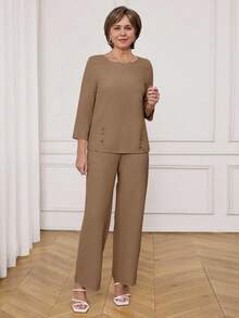 Miaspire 女士纯色圆领七分袖纽扣设计衬衫和裤子休闲两件套 - 卡其色 - 查看 2