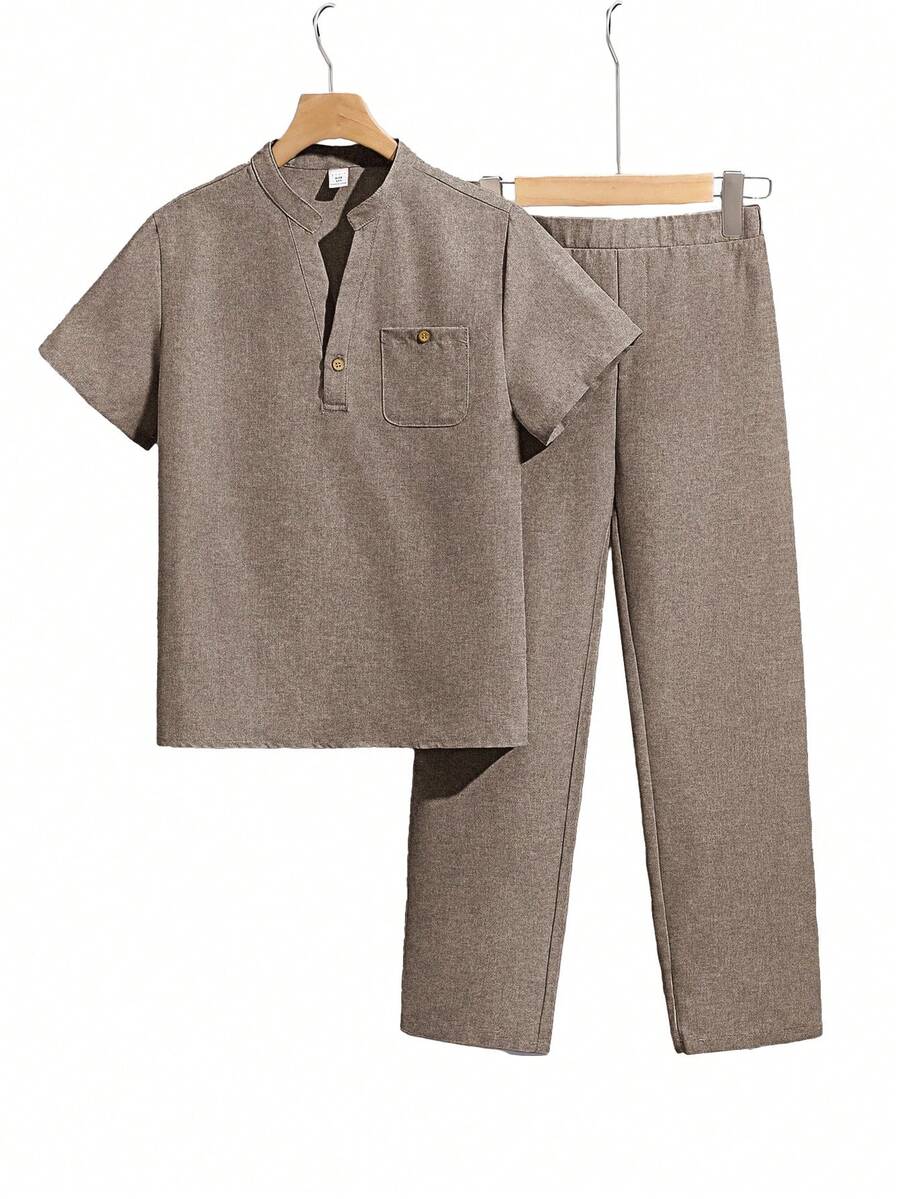 SHEIN Bộ 2 áo sơ mi tay ngắn cổ chữ V màu trơn rộng rãi cho bé trai tuổi teen và quần cạp chun, thích hợp mặc khi đi làm, đi học, mặc thường ngày, thể thao, xuân/hè - màu nâu - Xem 1