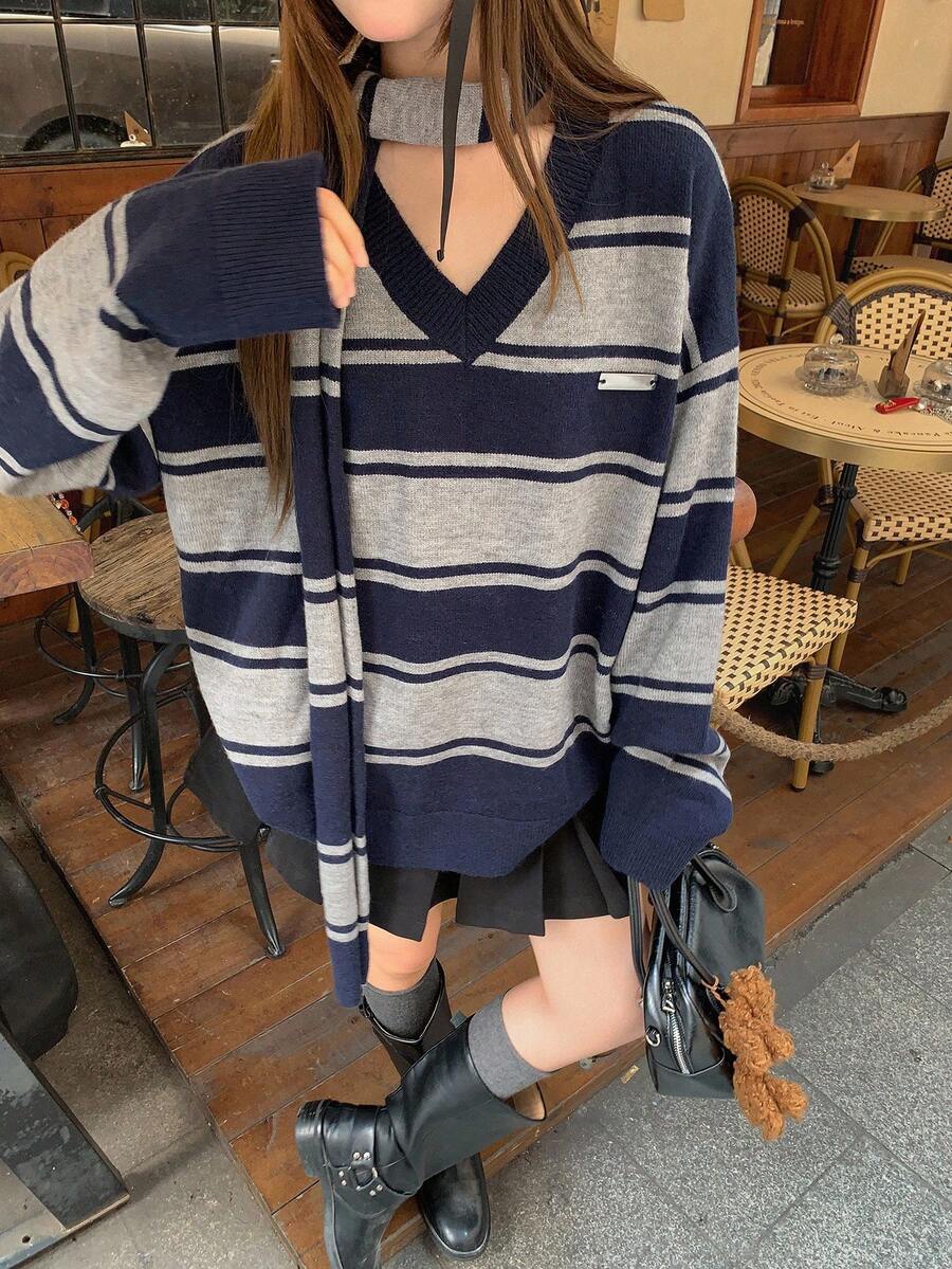 DAZY كنزة صوفية كاجوال بياقة V طويلة الأكمام مزينة بشعار معدني وخطوط متباينة، بتصميم فضفاض وسميك، لطراز الشارع الكاجوال للنساء، مناسبة للخريف والشتاء