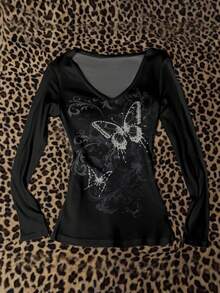 Attitoon 女式 V 领休闲简约百搭修身长袖 T 恤，适合秋冬季，朋克、复古、Y2K 风格，蝴蝶印花 - 白色 - 查看 1