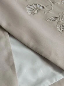 Aveloria Rosie Zarter floraler Stickerei Ausschnitt Strickjacke kombiniert mit minimalistischem besticktem Maxirock 2-teiliges Set für Frauen - Grau - Übersicht 7