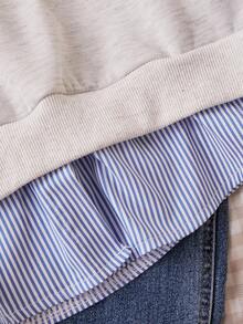 女孩休闲百搭二合一运动衫，蓝白条纹衬衫领、袖口和下摆，胸前有黑色字母印花图案，适合秋冬季外出、旅行、散步、上学、通勤，可搭配夹克、裤子、运动裤 - 灰色 - 查看 6