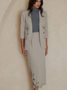 Aveloria Rosie Zarter floraler Stickerei Ausschnitt Strickjacke kombiniert mit minimalistischem besticktem Maxirock 2-teiliges Set für Frauen - Grau - Übersicht 4