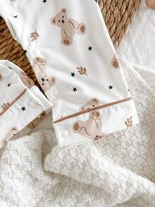 SHEIN Baby Girls/Boys Soft & Comfortable Milk Silk Fabric Romper, Cute Cartoon Bear, Leaf, Star Print, Brown Contrast Trim, Classic Lapel Collar Long Sleeve Jumpsuit, Casual Loungewear Baby Clothes Baby Pajamas Newborn Clothes Cotton Newborn Pajamas Baby Pj Set Fall Winter - Apricot - View 7