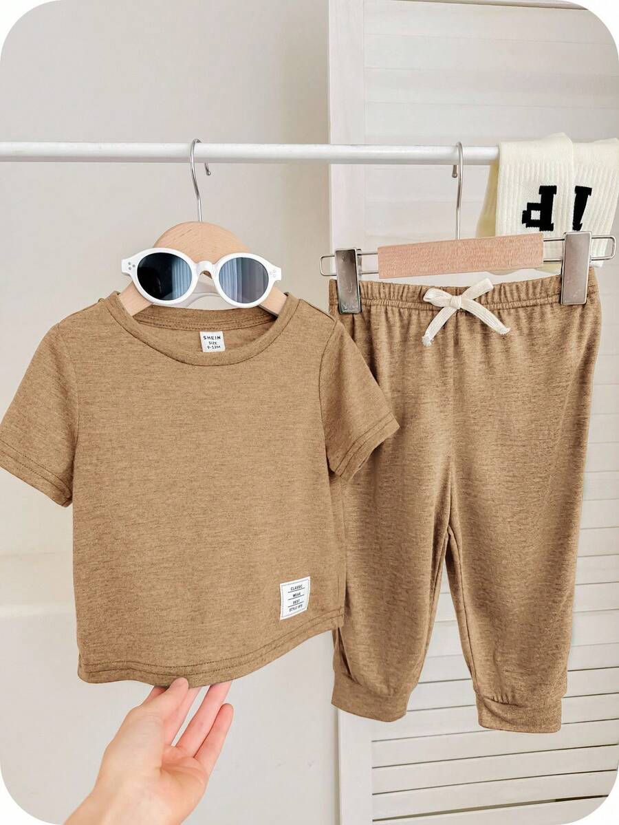 SHEIN 男婴两件套服装,采用柔软高弹面料,装饰纽扣,针织柔软圆领短袖上衣和松紧腰长裤,适合春季、夏季、外出、度假、上学、居家 - 卡其色 - 查看 1