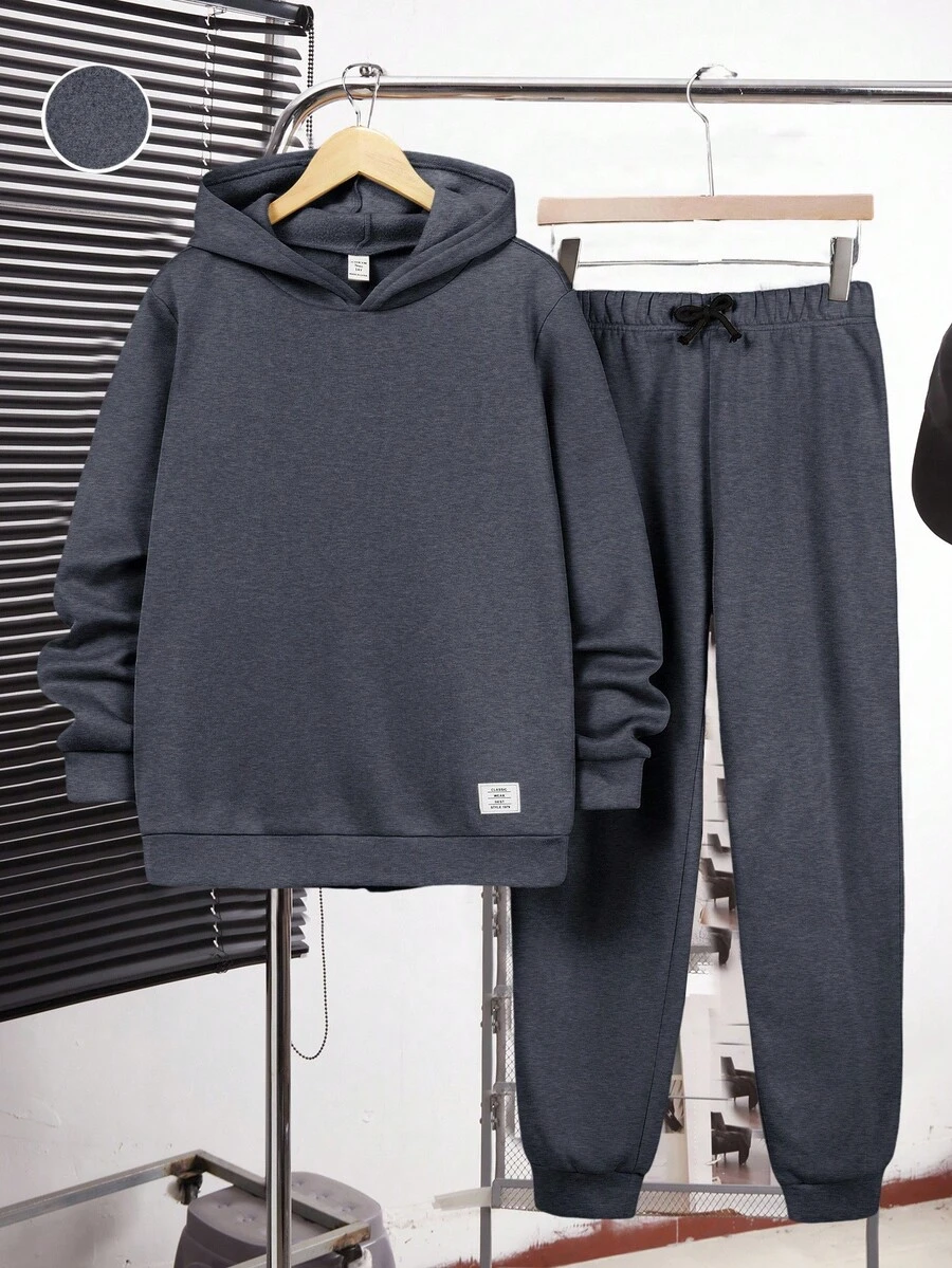 SHEIN 两件套青少年男童休闲百搭舒适连帽纯色刺绣卫衣裤套装,适合派对、上学、郊游、秋冬季穿着。青少年男童套装,包含连帽衫和裤子。两件套青少年男童连帽衫和运动裤,男童青少年运动套装,青少年连帽衫套装,冬季套装,冬季服装,秋季服装,秋季服装,所有儿童服装 - 深灰色 - 查看 1