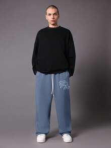 SUMWON 复古风经典低裆慢跑运动裤，饰有 LA 标志贴片和抽绳腰带，适合休闲街头风秋冬系列。 - 霧霾藍 - 查看 3