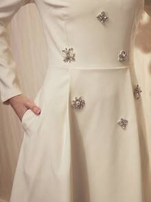 MOTF PREMIUM فستان قصير أنيق بأكمام طويلة مزين بالراين ستون - لون مشمشي - مشاهدة 6