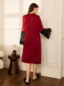 Moireta Eleganter Spitzen-Patchwork Satin Morgenmantel mit langen Ärmeln für Damen