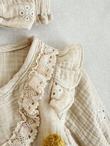 SHEIN 女婴提花褶皱面料圆领前按扣荷叶边饰边弹力袖口长袖连体衣，配帽子和蝴蝶结头带，秋冬 - 杏色 - 查看 4