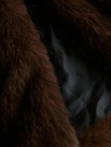 Aveloria Rosie 优雅复古深咖啡色人造皮草大衣，披肩领收腰设计凸显优雅轮廓，长款散发精致气质，适合正式活动和派对 - 彩色 - 查看 8