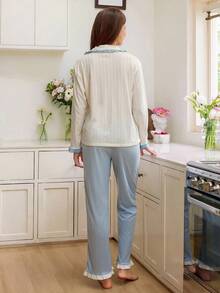 Snug Reverie 撞色蕾丝边纽扣前襟白色上衣和裤子休闲套装，秋季服装 - 白色 - 查看 2