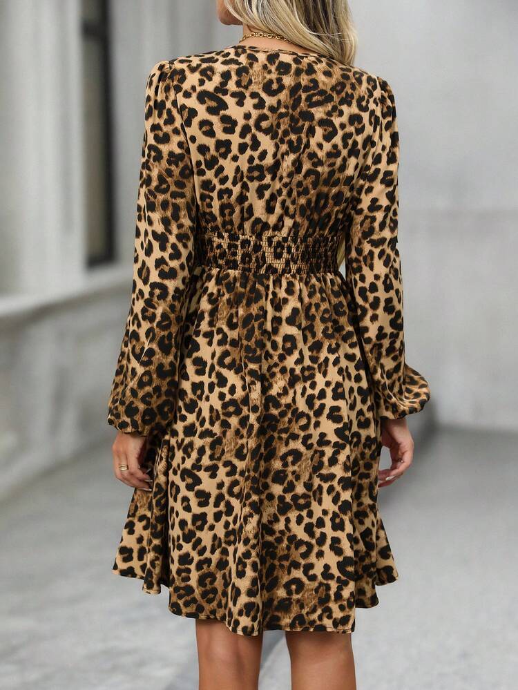 Abito corto da donna alla moda con maniche a lanterna e stampa leopardata, adatto per l'uso quotidiano