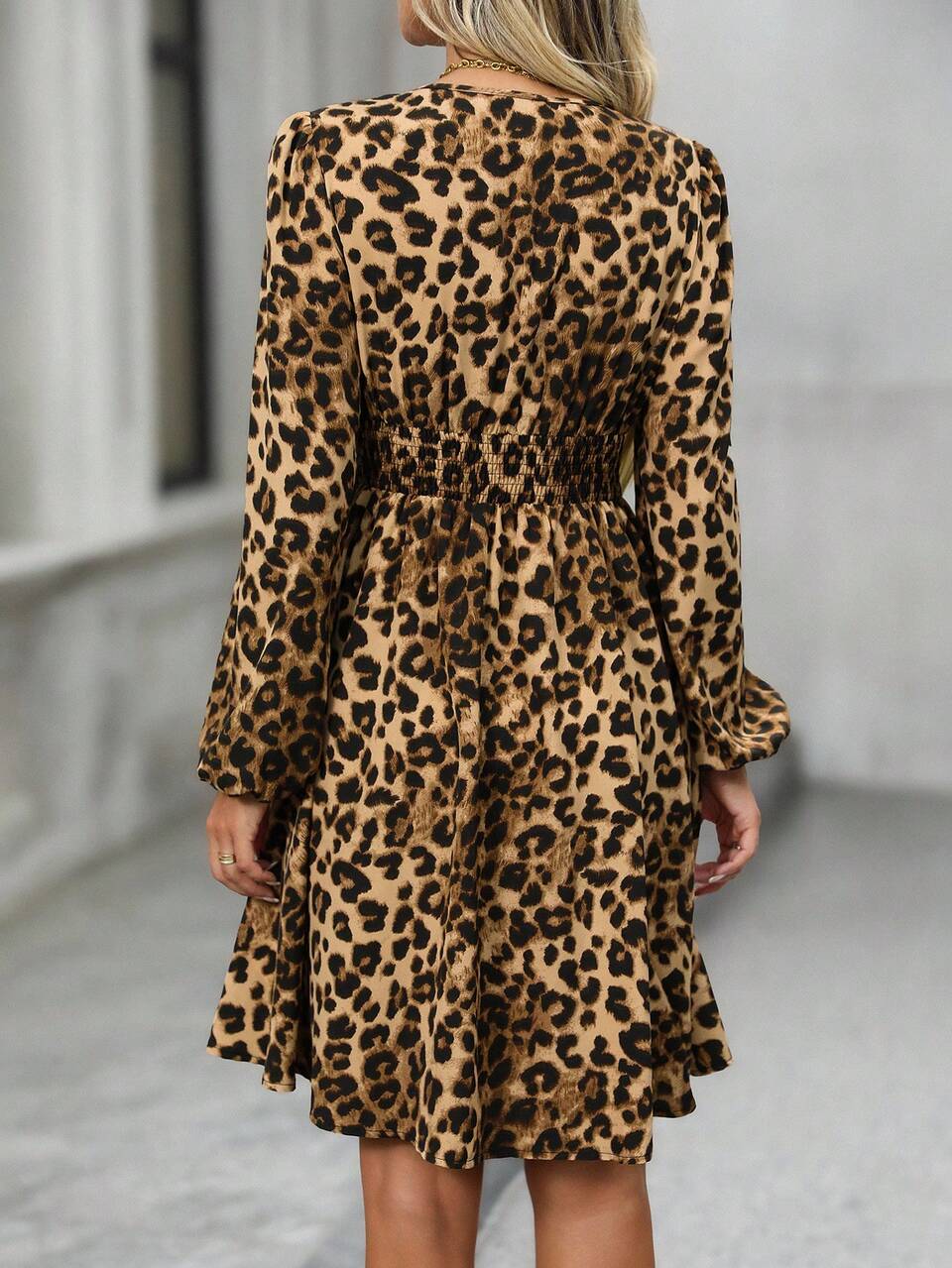 Abito corto da donna alla moda con maniche a lanterna e stampa leopardata, adatto per l'uso quotidiano