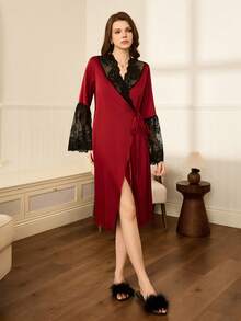 Moireta Eleganter Spitzen-Patchwork Satin Morgenmantel mit langen Ärmeln für Damen