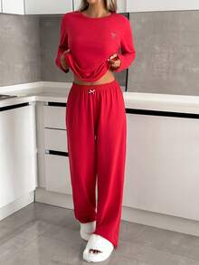 Set pigiama da donna Cottonline con t-shirt a maniche lunghe con scollo tondo, dettagli a fiocco anteriori e posteriori, stampa a contrasto, e pantaloni lunghi tinta unita con fiocco in vita