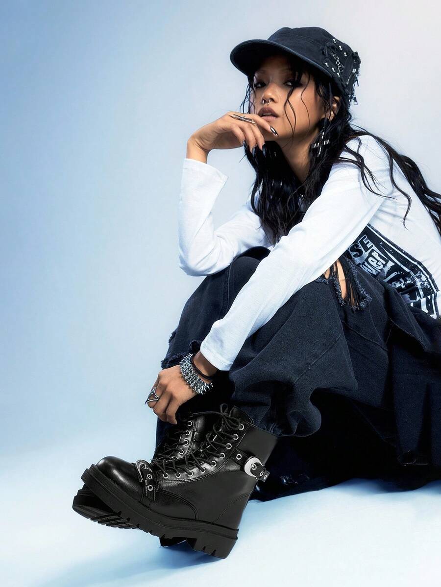 Sugerpunk 女式哥特式圆头粗跟靴，金属扣设计，PU 皮革，黑色，适合派对、日常穿着和休闲时尚 - 黑色 - 查看 1