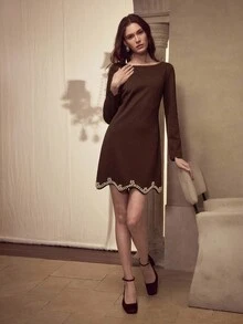 MOTF PREMIUM BRAUNES MINIMALISTISCHES KLEID MIT RUNDEM AUSSCHNITT, RÜSCHENSAUM UND DEKOR AUS KÜNSTLICHEN PERLEN & STRASS