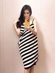 SHEIN 1 pièce Serviette de bain sexy avec bretelles réglables, peut être portée. Serviette de bain absorbante et séchage rapide. Longue robe de chambre de douche. Serviette-robe pour femme. Retour à l'école