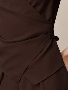 BizChic 紫红色不对称剪裁裹身荷叶边露肩上衣和阔腿裤两件套，现代优雅都市通勤日常浪漫90年代复古风，适合圣诞节、新年、情人节、派对、海滩、毕业典礼、时尚嘉年华、假日、婚礼宾客、早午餐、机场等多种场合。 - 棕色 - 查看 7