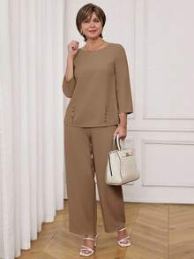 Miaspire 女士纯色圆领七分袖纽扣设计衬衫和裤子休闲两件套 - 卡其色 - 查看 7