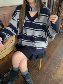 DAZY كنزة صوفية كاجوال بياقة V طويلة الأكمام مزينة بشعار معدني وخطوط متباينة، بتصميم فضفاض وسميك، لطراز الشارع الكاجوال للنساء، مناسبة للخريف والشتاء