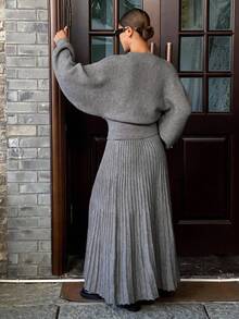 DAZY Bộ 2 món áo len và chân váy cổ chữ V trơn màu thanh lịch dành cho nữ, mùa thu - Màu xám đen - Xem 2