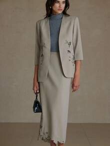 Aveloria Rosie Zarter floraler Stickerei Ausschnitt Strickjacke kombiniert mit minimalistischem besticktem Maxirock 2-teiliges Set für Frauen - Grau - Übersicht 3