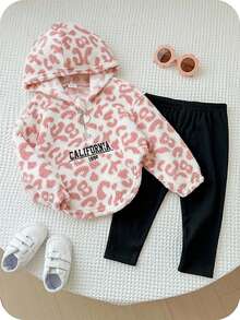 SHEIN 2 pièces Tenue mignonne d'automne/hiver pour bébé fille, Sweat-shirt à capuche doublé thermique rose léopard avec imprimé lettres et ensemble de leggings tricotés. Sweat-shirt à capuche léopard pour bébé, tenue léopard pour bébé, tenue léopard rose pour bébé, vêtements bébé fille imprimé léopard - Rose bonbon - Voir 1