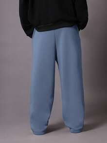 SUMWON 复古风经典低裆慢跑运动裤，饰有 LA 标志贴片和抽绳腰带，适合休闲街头风秋冬系列。 - 霧霾藍 - 查看 5