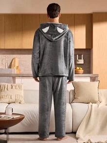 SHEIN Conjunto de ropa de estar en casa con estampado minimalista, compuesto por top con capucha y pantalones para hombre, ropa de otoño e invierno, esponjoso y acogedor - Gris Oscuro - Ver 2