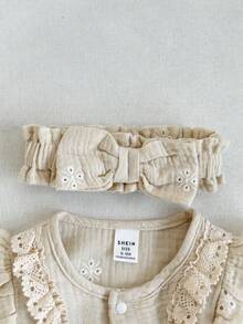 SHEIN 女婴提花褶皱面料圆领前按扣荷叶边饰边弹力袖口长袖连体衣，配帽子和蝴蝶结头带，秋冬 - 杏色 - 查看 7