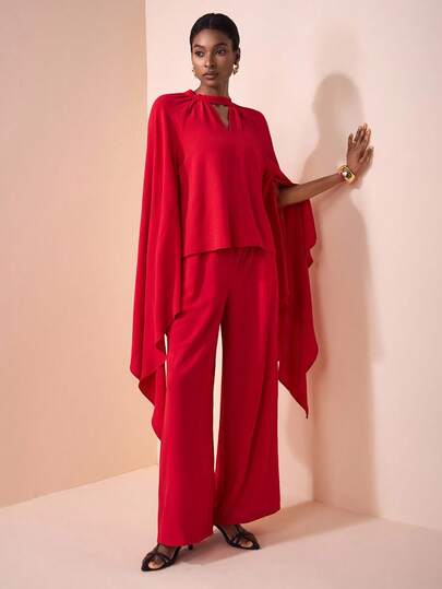 Zivah 2025秋季新品，适合生日派对、聚会、宴会、返校季、学院风、学生装、日常出行、百搭基础款、休闲、邮轮旅行、时尚、街头风、优雅、通勤、商务休闲等场合。立领长袖不对称夸张袖V领褶皱衬衫搭配直筒裤，配有真口袋，红色，秋季两件套女装。