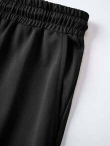 Manfinity Campus Court 男士休闲字母印花落肩宽松黑色 T 恤和抽绳腰短裤套装，夏季 - 黑色 - 查看 5