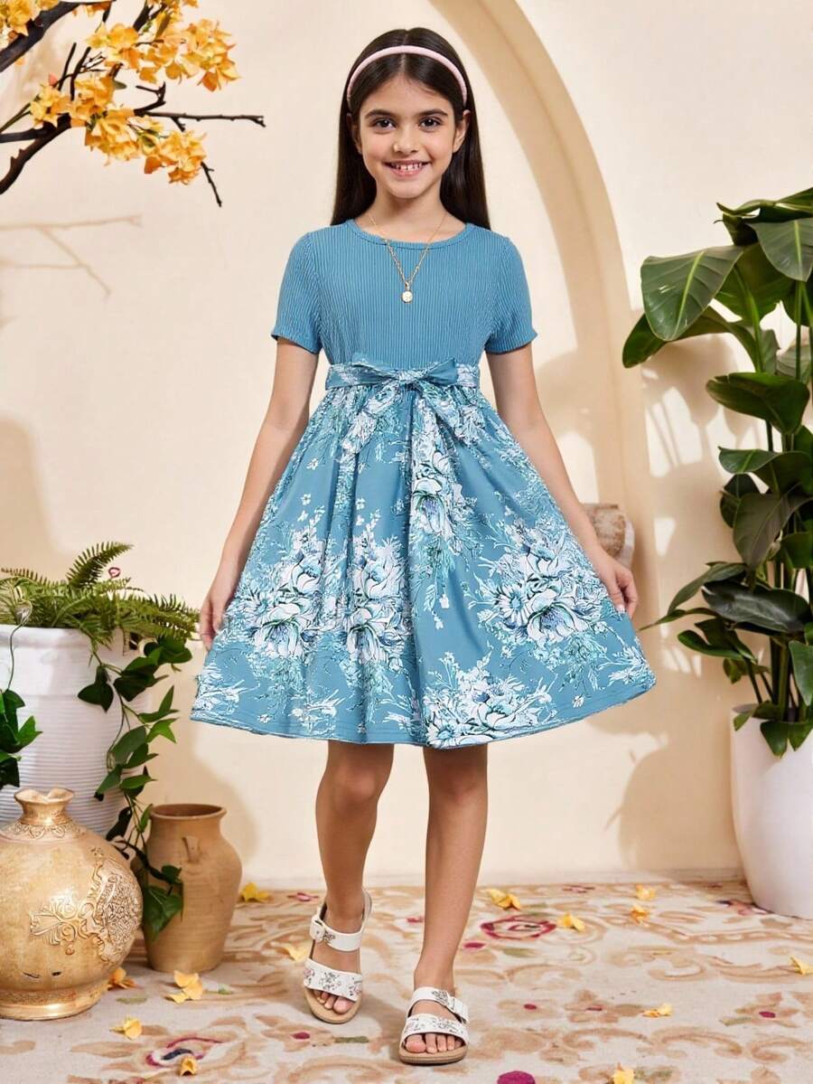 SHEIN Vestido de niña con bloque de color, estampado de parches y lazo en la cintura, con diseño floral elegante - Celeste - Ver 1