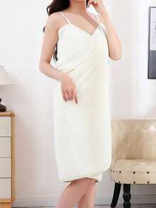 SHEIN 1 pièce Serviette de bain sexy avec bretelles réglables, peut être portée. Serviette de bain absorbante et séchage rapide. Longue robe de chambre de douche. Serviette-robe pour femme. Retour à l'école