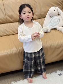 DAZY Pijamale confortabile pentru fete mici, set 2 buc., tricou casual cu guler rotund și pantaloni lejeri în carouri - alb - Vizualizare 3