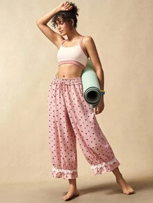 VARSIVA Bộ đồ thể thao nữ, áo hai dây màu tương phản và quần in họa tiết toàn thân, quần in hình trái tim, bộ đồ mùa hè cho nữ, quần Capri, bộ đồ hai mảnh, bộ đồ thể thao - Nhiều màu - Xem 3