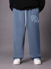 SUMWON 复古风经典低裆慢跑运动裤，饰有 LA 标志贴片和抽绳腰带，适合休闲街头风秋冬系列。 - 霧霾藍 - 查看 2