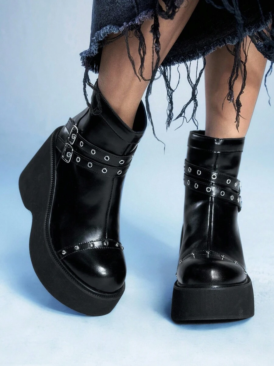 Sugerpunk 女士休闲派对舒适踝靴，哥特式铆钉金属双带搭扣后拉链，黑色朋克风厚底粗跟踝靴 - 黑色 - 查看 1