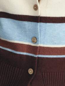 Nöista 这款纽扣开衫采用条纹领口、修身罗纹下摆和长袖设计，为女性冬季服装提供优雅迷人的叠穿单品；非常适合搭配衬衫、T恤或连衣裙，打造休闲时尚造型、精致外出、派对造型、毕业典礼宾客装扮以及精致的圣诞节或新年装束。 - 棕色 - 查看 5